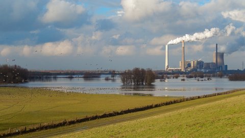 Hochwasser-Fluss-Kraftwerk.jpg